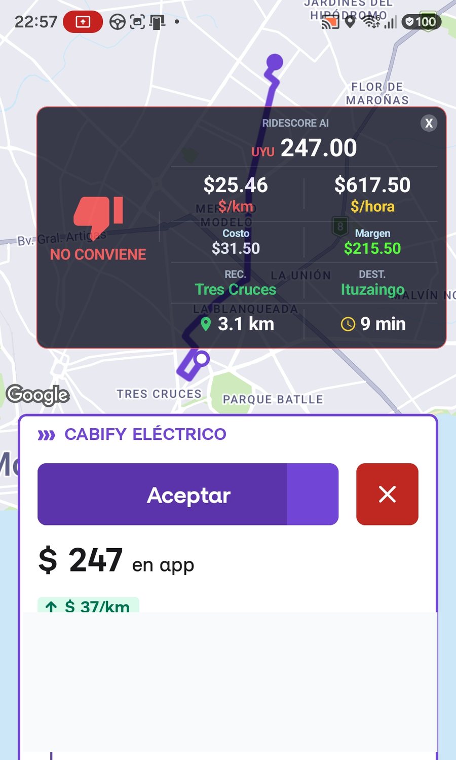 Captura completa y segura del overlay de RideScore AI con una plataforma de viaje compatible
