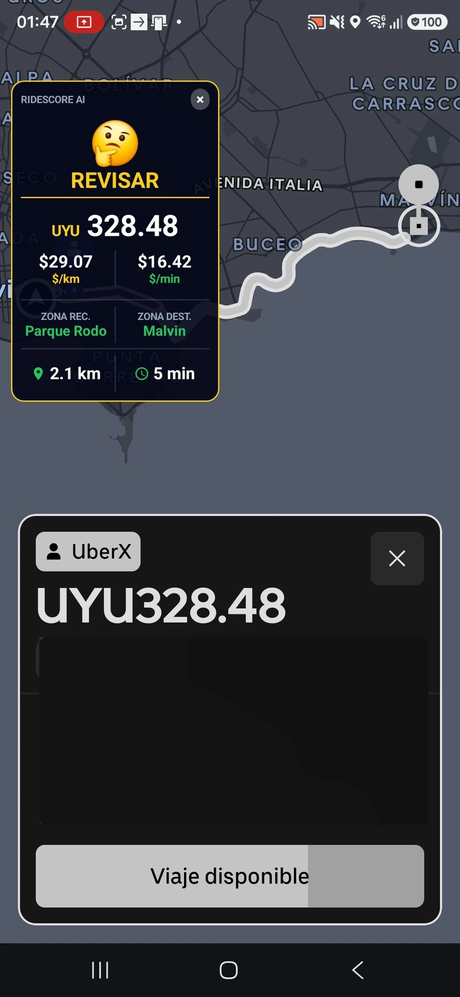 Overlay vertical de RideScore AI sobre una plataforma de viaje compatible con señal REVISAR y precio visible en la oferta